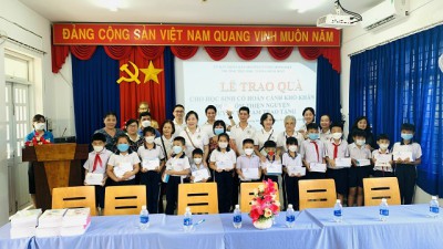 Trao 50 phần quà cho học sinh nghèo, có hoàn cảnh khó khăn