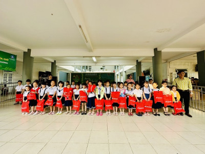Trao nón Bảo hiểm cho học sinh lớp Một