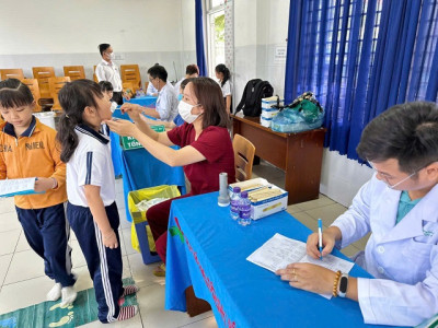 Tổ chức khám sức khỏe định kì cho học sinh toàn trường năm học 2024 - 2025
