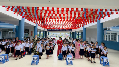 Trường Tiểu học Tương Bình Hiệp hân hoan chào đón hơn 240 học sinh lớp một ngày đầu tựu trường