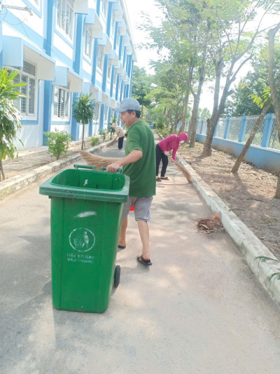 Tập thể CBGV-NV trường Tiểu học Tương Bình Hiệp lao động tổng vệ sinh trường lớp chào đón năm học mới 2025 - 2026