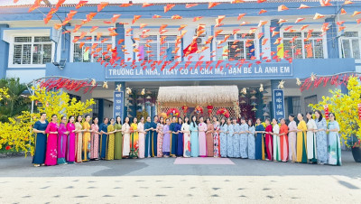 Tập thể giáo viên trường Tiểu học Tương Bình Hiệp hưởng ứng tuần lễ áo dài