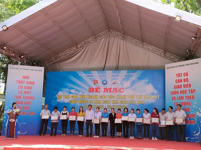 BGH NHAN GIAY KHEN KET THUC HOI TRAI