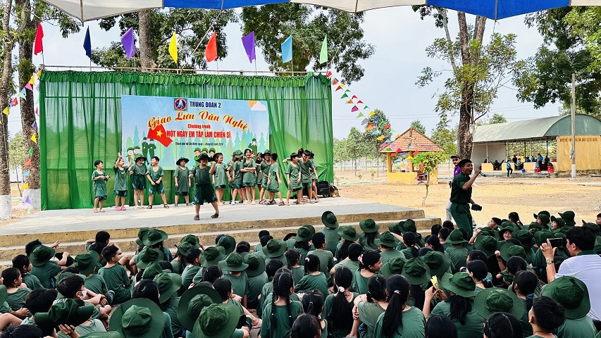 Hoạt động trải nghiệm "Học kì quân đội - Một ngày em tập làm chiến sĩ"
