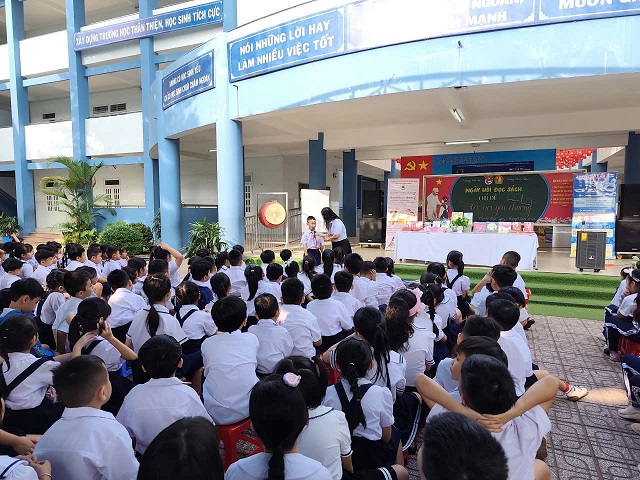 TH Tương Bình Hiệp: Xe sách lưu động – Kết nối yêu thương