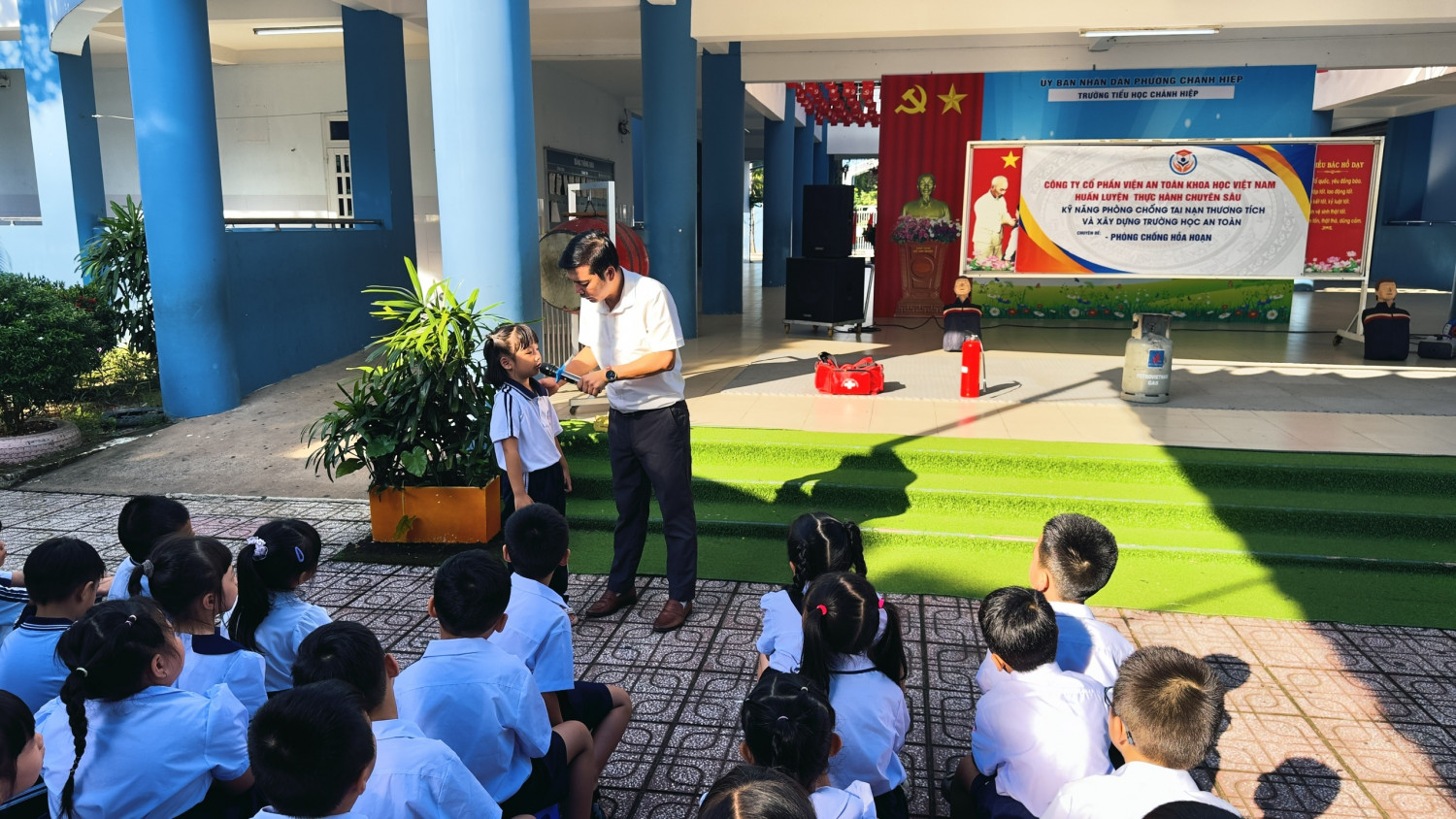 TRƯỜNG TIỂU HỌC CHÁNH HIỆP TỔ CHỨC HUẤN LUYỆN THỰC HÀNH CHUYÊN SÂU KỸ NĂNG PHÒNG, CHỐNG TAI NẠN THƯƠNG TÍCH VÀ XÂY DỰNG TRƯỜNG HỌC AN TOÀN